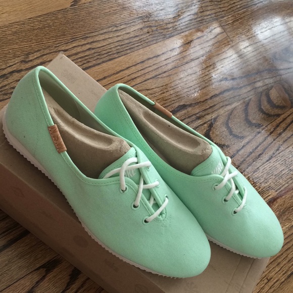 teal colored tennis shoes